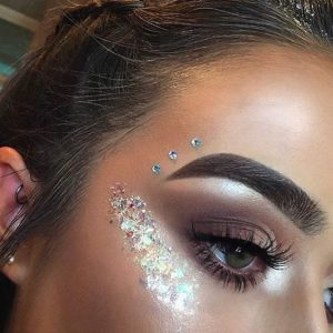 6 Dicas para usar glitter e cores neon na maquiagem durante o carnaval